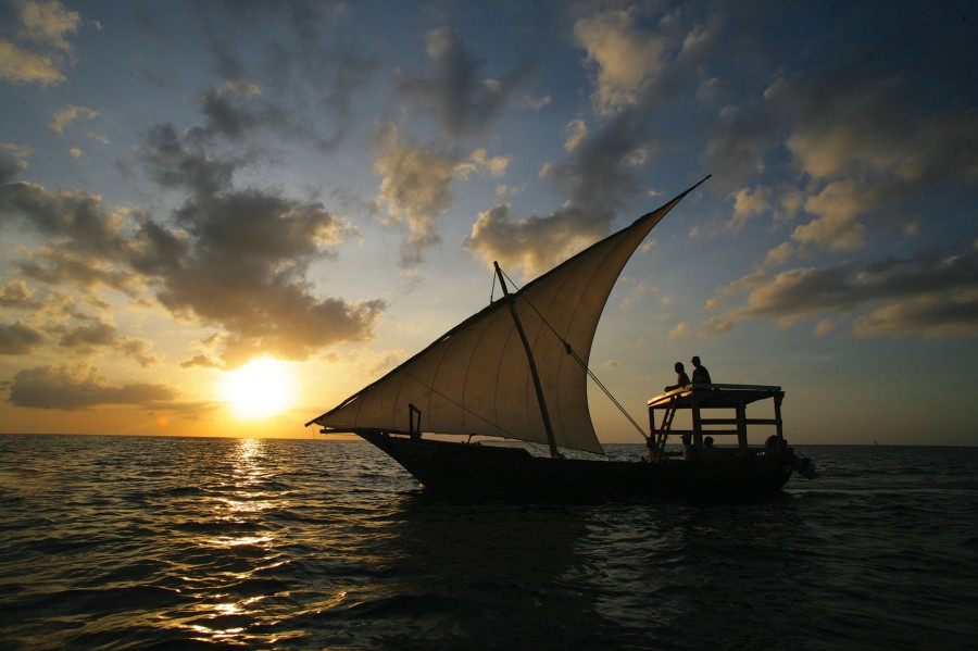 dhow with tourists